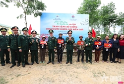 “Border Spring Warms People’s Heart” Program Held in Huong Xuan